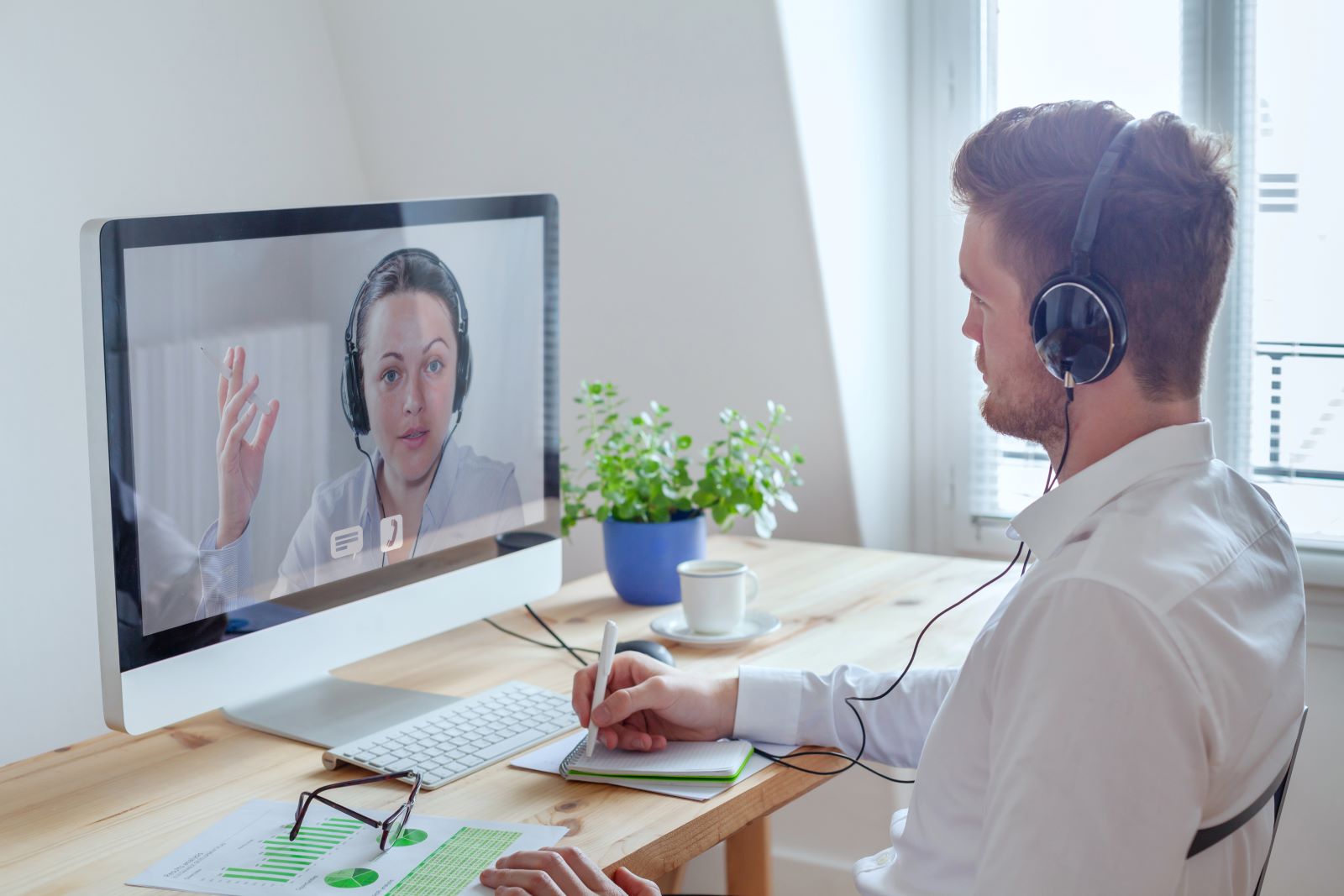 What does a life coach do: Life coach video chatting with a client